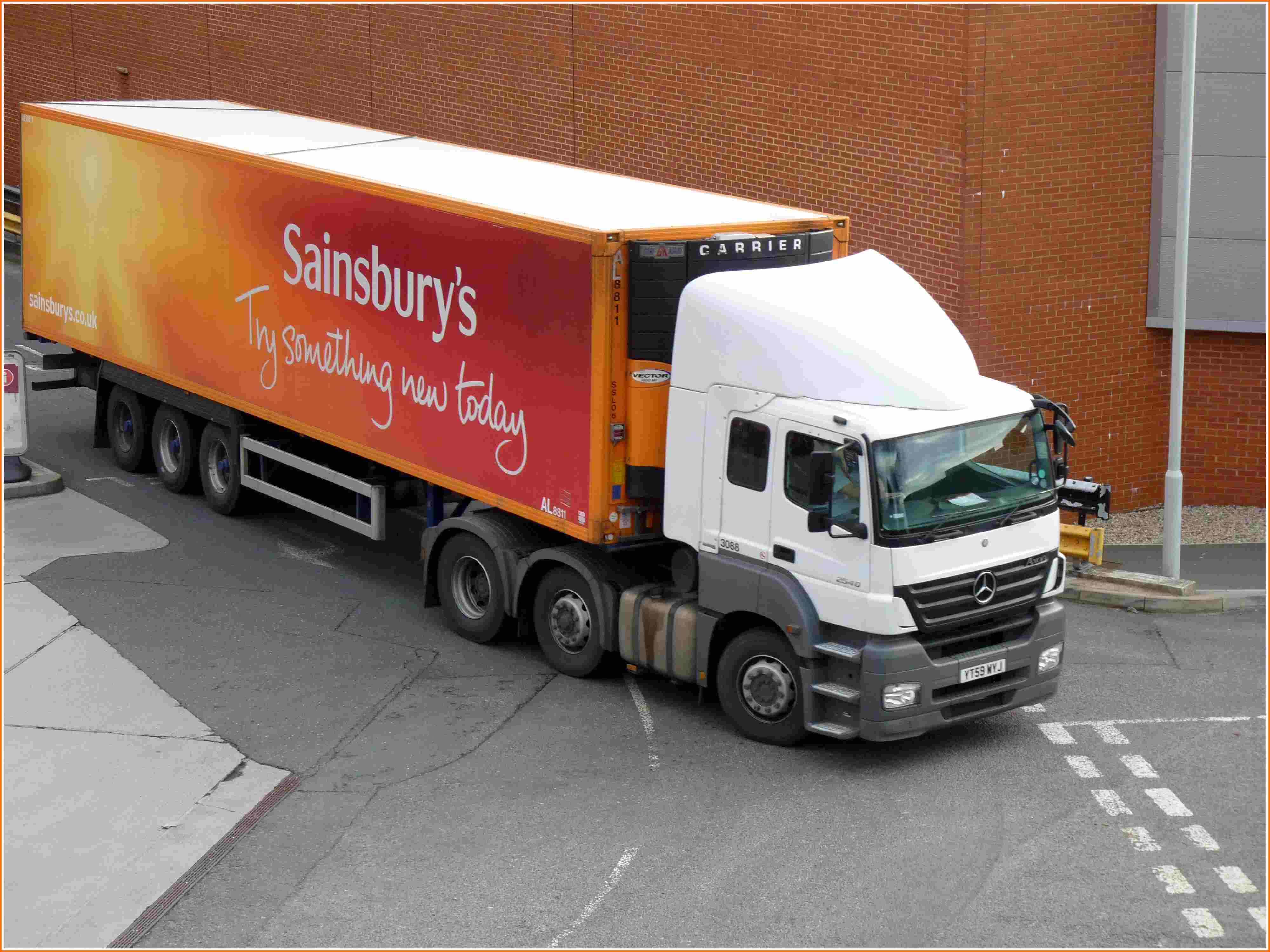 Images Wikimedia Commons/4 Graham Richardson Sainsburys_lorry_refrigerated_trailer.jpg